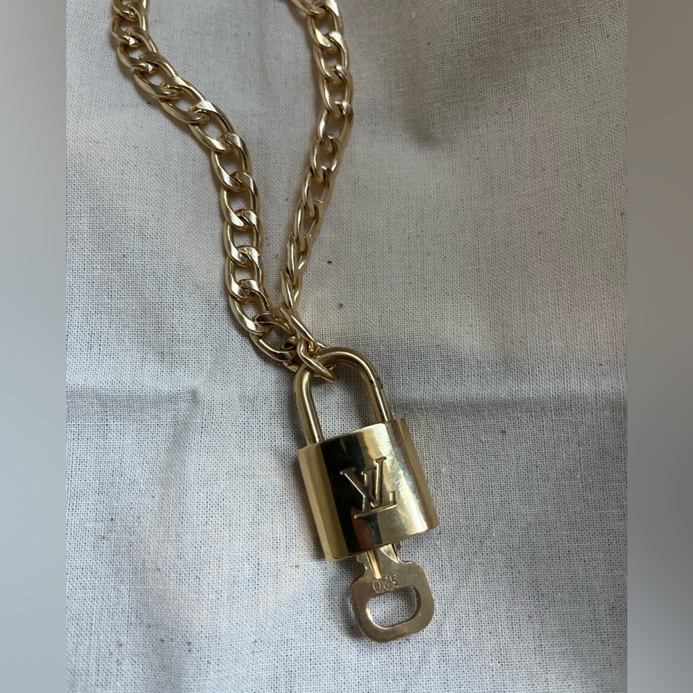 LV lock and key with unbranded chain